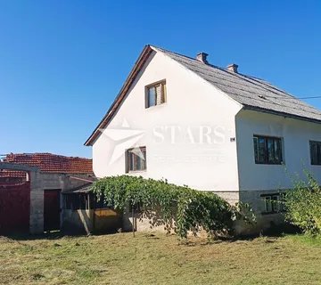 PLAŠKI - Na prodaju imanje za adaptaciju u blizini centra - cover