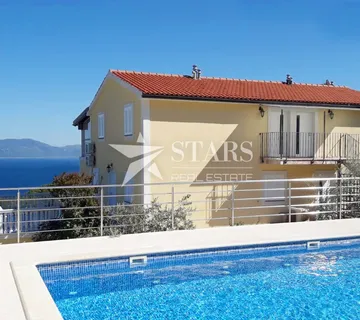 Istra, Labin – velika apartmanska kuća s bazenom i otvorenim pogledom na more - cover