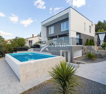 Novi Vinodolski, moderna vila prvi red do mora - cover