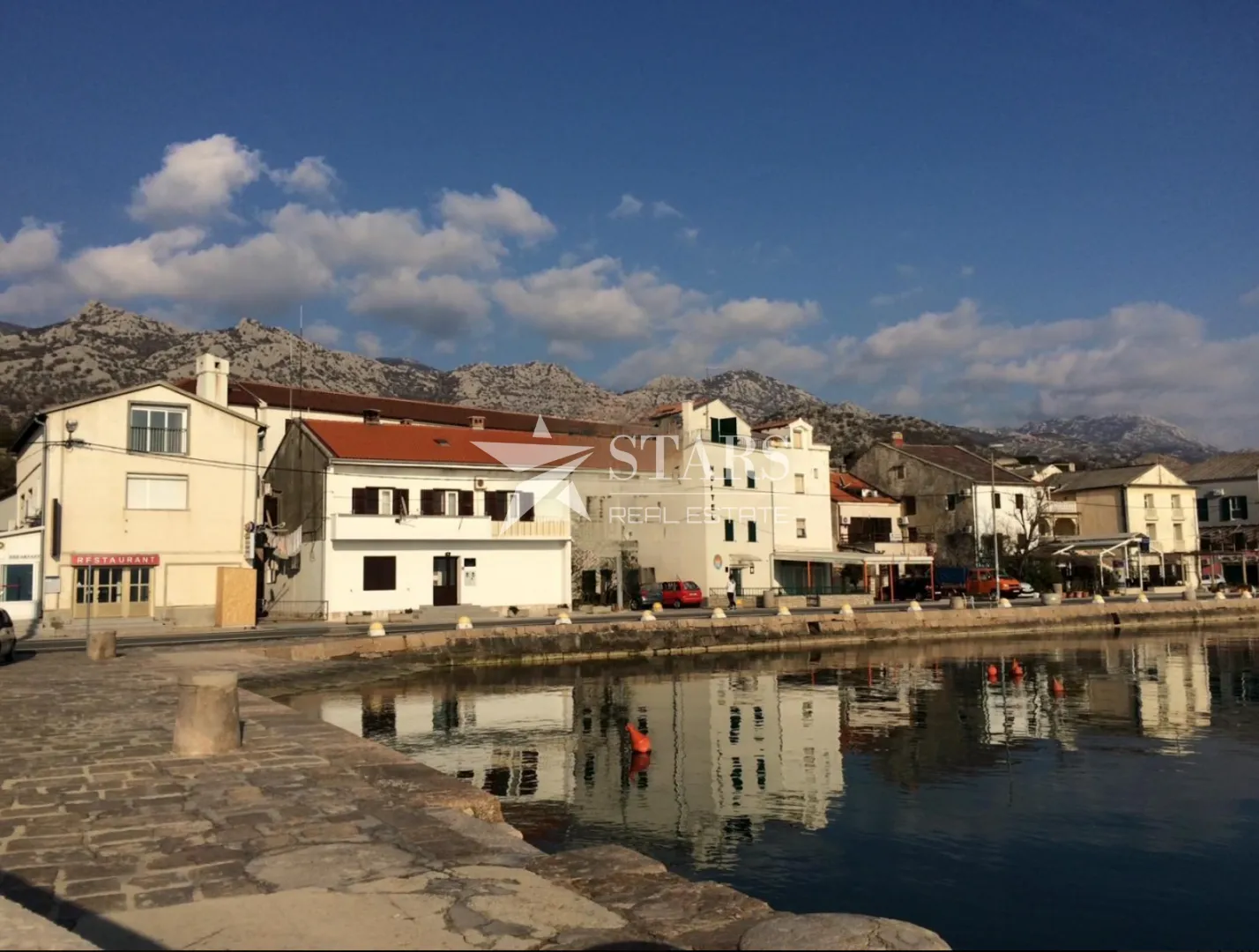 Stoljetna kamena kuća u staroj jezgri Karlobaga – investicija i život uz more - cover