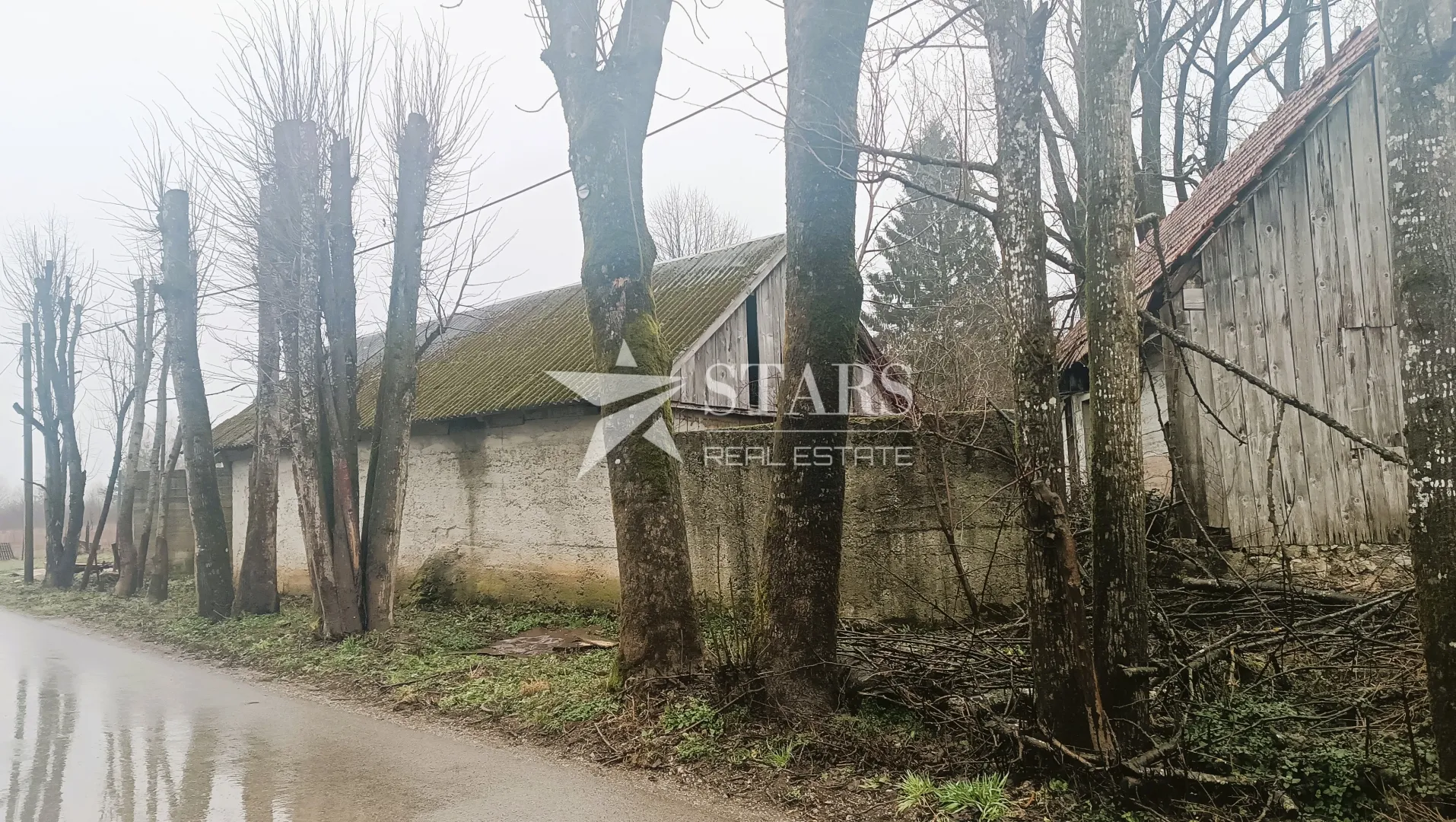 Plaški - Građevinsko zemljište 1005 m2 sa starim imanjem - cover