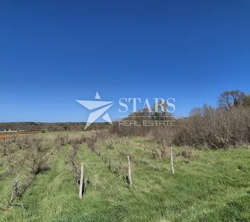 Istra, Rakalj - teren 7.138 m2 idealan za sportsko/rekreacijsku namjenu  - cover