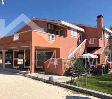 Ljubač ; Kuća sa tri apartmana ; Pogled na more ! - Ljubač, Ražanac