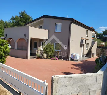 Kuća sa tri apartmana - VIr - cover