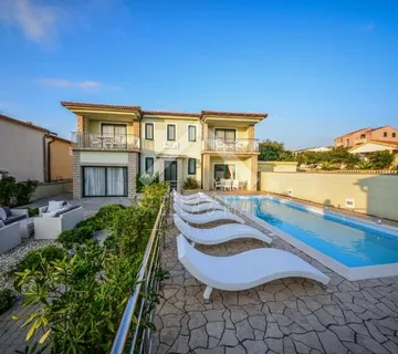 Villa sa bazenom na atraktivnoj lokaciji - Vir