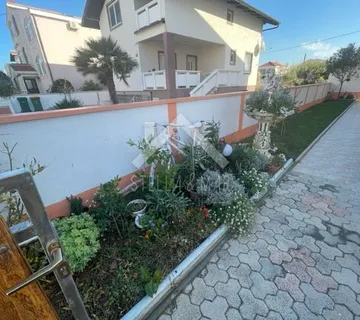 Kuća sa 4 apartmana, 50m od mora - Nin