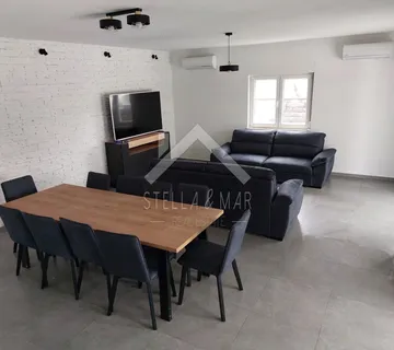 Vila sa bazenom, velika okućnica - Murvica - cover