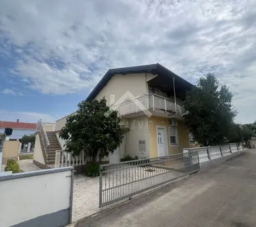 Kuća sa 4 stana, garaža, prostrana okućnica - Zukve, Vrsi