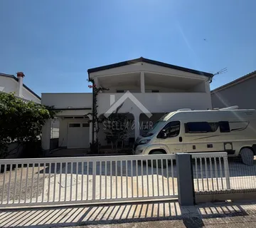 Kuća sa 3 stana i garažom, velike terase, blizina centra i plaže - Vir