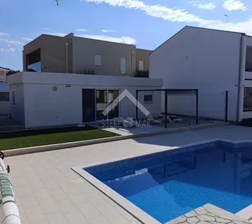 Kuća sa 4 apartmana i bazenom - Vir