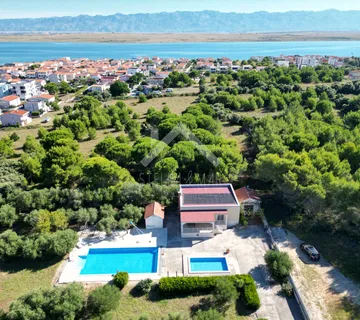 TOP PONUDA Kuća sa bazenom i velikom okućnicom - Vir