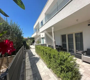 Prizemlje kuće sa dva stana i prekrasnim vrtom - Vir