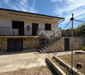 Kuća sa 3 stana, prostrana parcela, Centar - Vir