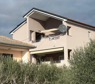 Kuća sa 3 stana, 180m do mora - Vrsi Mulo