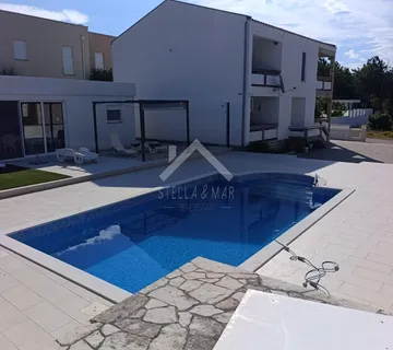 Kuća sa 4 apartmana i bazenom - Vir