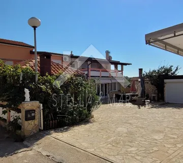 Kuća sa 8 apartmana - Vir - cover