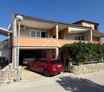 Kuća sa 3 apartmana i garažom 350m do mora - Vir