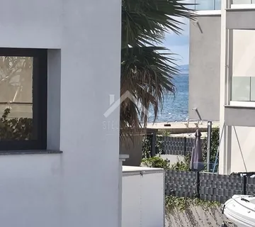 Kuća u nizu , drugi red od mora - Vir