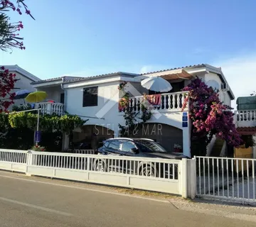 Kuća sa 4 apartmana 80m od mora - cover