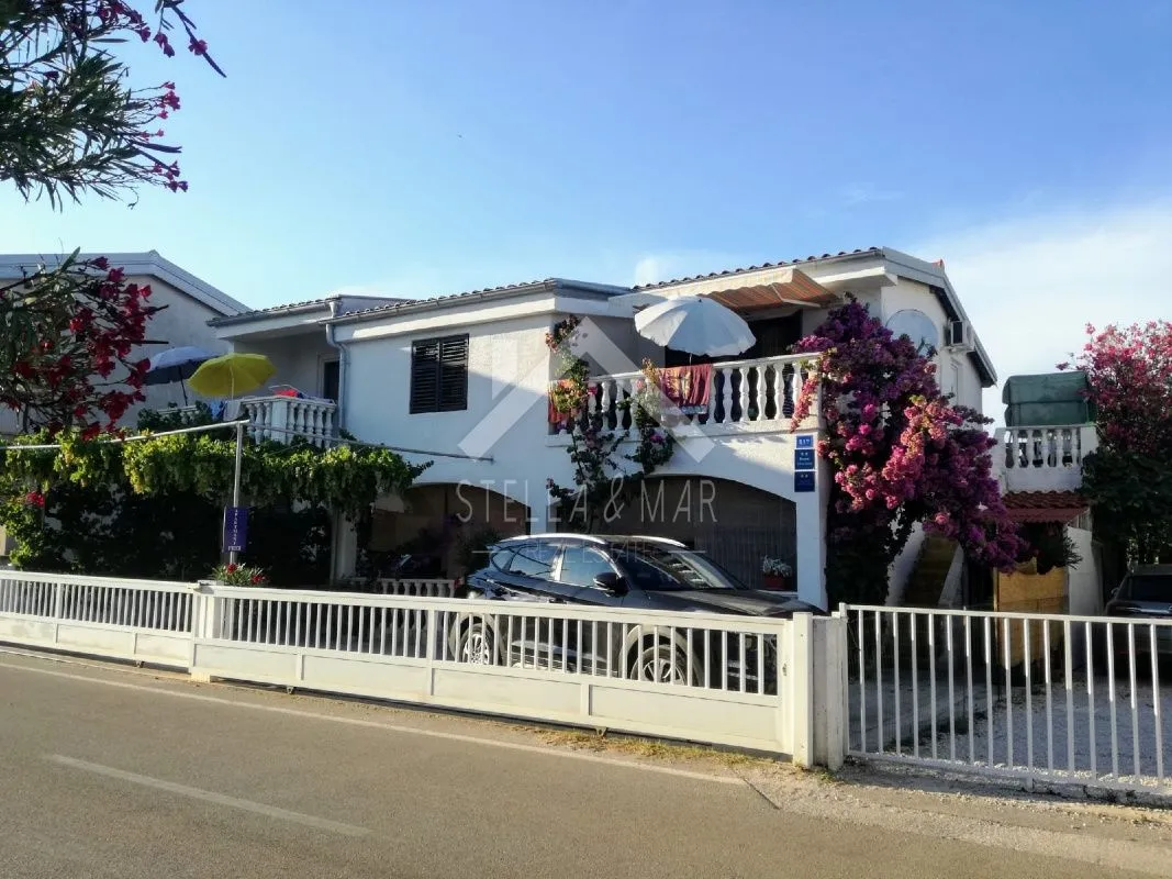 Kuća sa 4 apartmana 80m od mora - cover