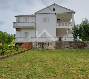 Kuća sa prostranom okućnicom, CENTAR - Vrsi