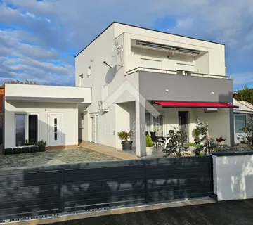 Prizemlje kuće sa dva apartmana - Vir