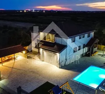 TOP PONUDA! Villa sa bazenom na prostranoj parceli - Zemunik Donji