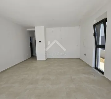 Moderna vila sa 2 stana, garažom i bazenom - Vir - cover
