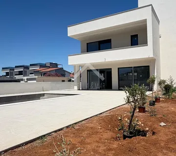Moderna, vrlo komforna vila sa bazenom 150m do mora - Vir