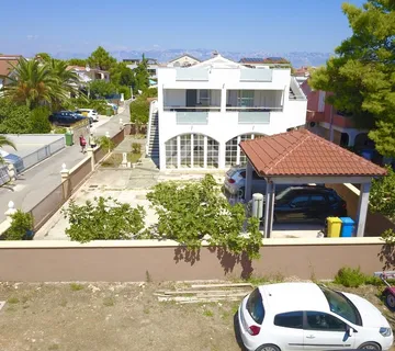 Samostojeća kuća sa 4 apartmana, blizina mora - Vir - cover