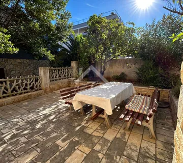 Dvosobni apartman sa vrtom - Vir - cover