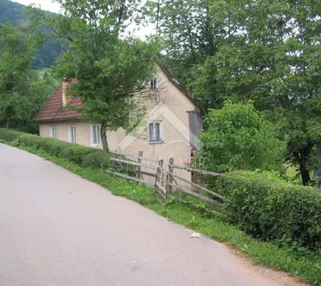 Veliko Imanje Sa Starom Kućom - Otočac