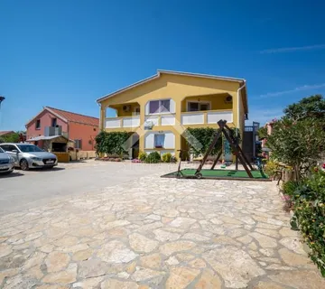 Samostojeća kuća sa 5 apartmana - Vir - cover