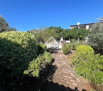 Dvije prizemnice, zemljište 555m2 - Vir