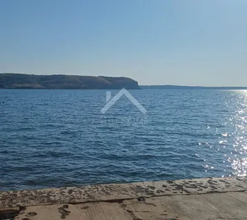 Kuća i zemljište prvi red uz more - Rtina - Rtina, Ražanac