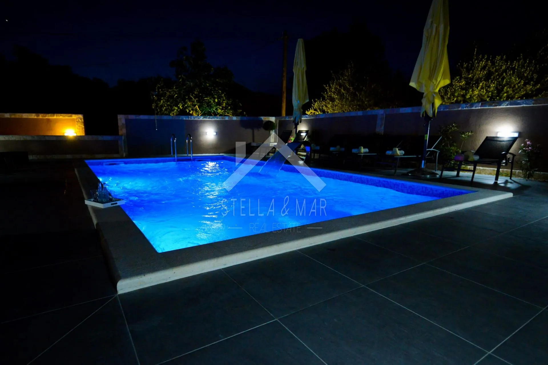 Apartman sa 3 pomoćna objekta i bazenom - Privlaka  - cover