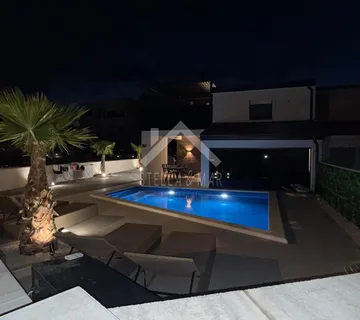 Luksuzna Villa sa dva apartmana i bazenom, Centar - Vir  - cover