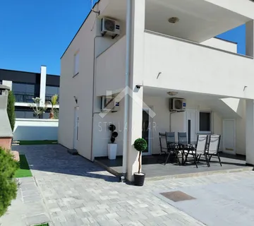 Dvojna kuća sa tri apartmana - Privlaka  - cover