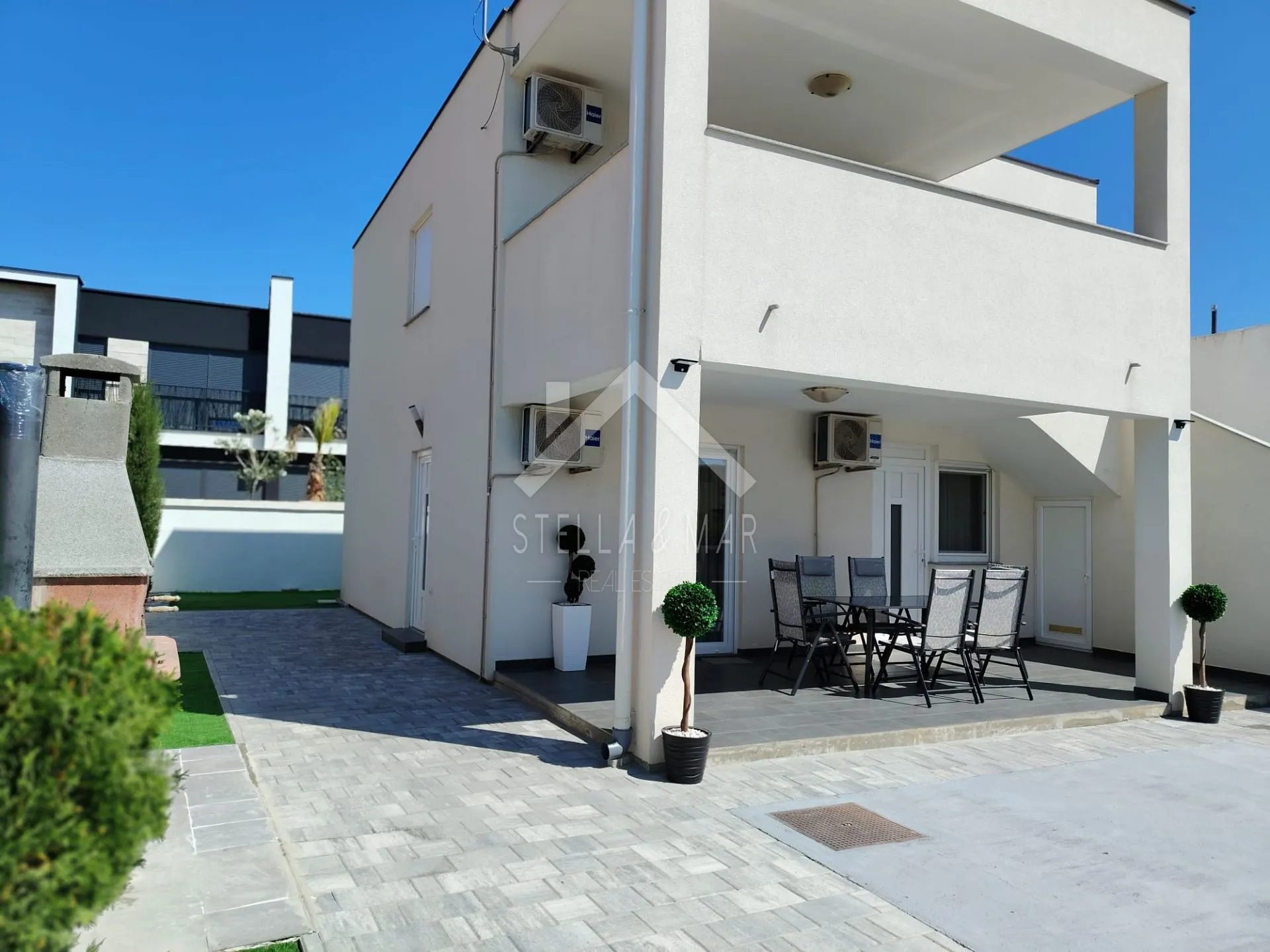 Dvojna kuća sa tri apartmana - Privlaka  - cover