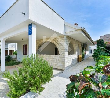 Kuća sa 4 prekrasna apartmana - Vir - cover