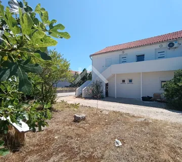 Dvojna kuća sa tri apartmana - Vir  - cover