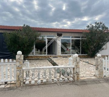 Prizemnica sa dva apartmana - Vir  - cover