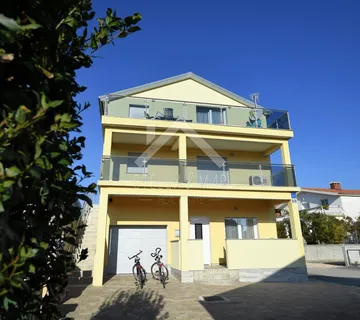 Samostojeća kuća sa 5 apartmana - Vir  - cover