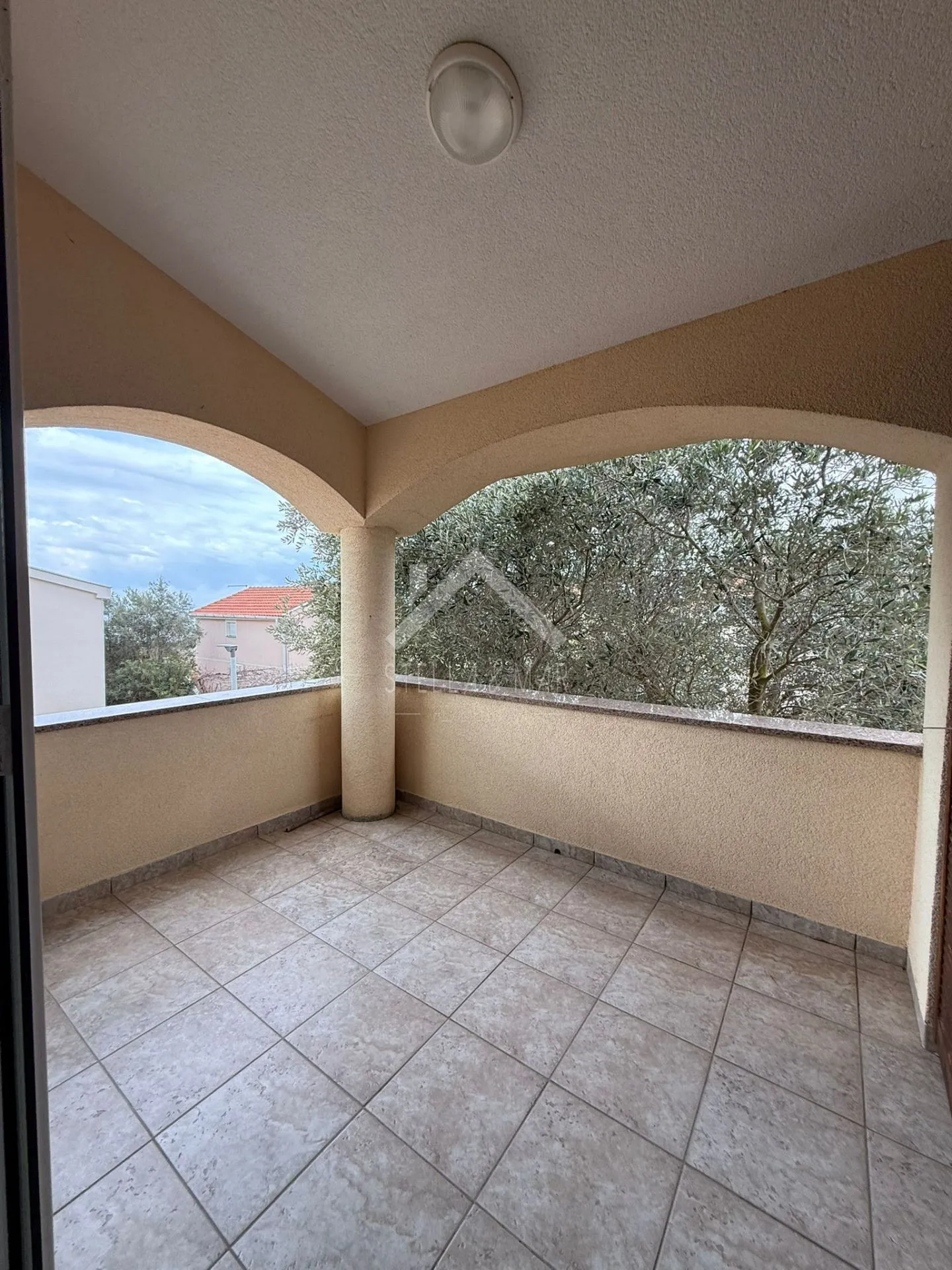 Trosobni apartman, južna strana - Vir  - cover