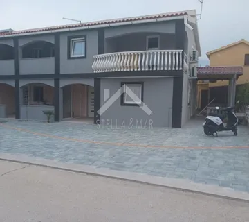 Kuća sa 4 apartmana - Vir  - cover