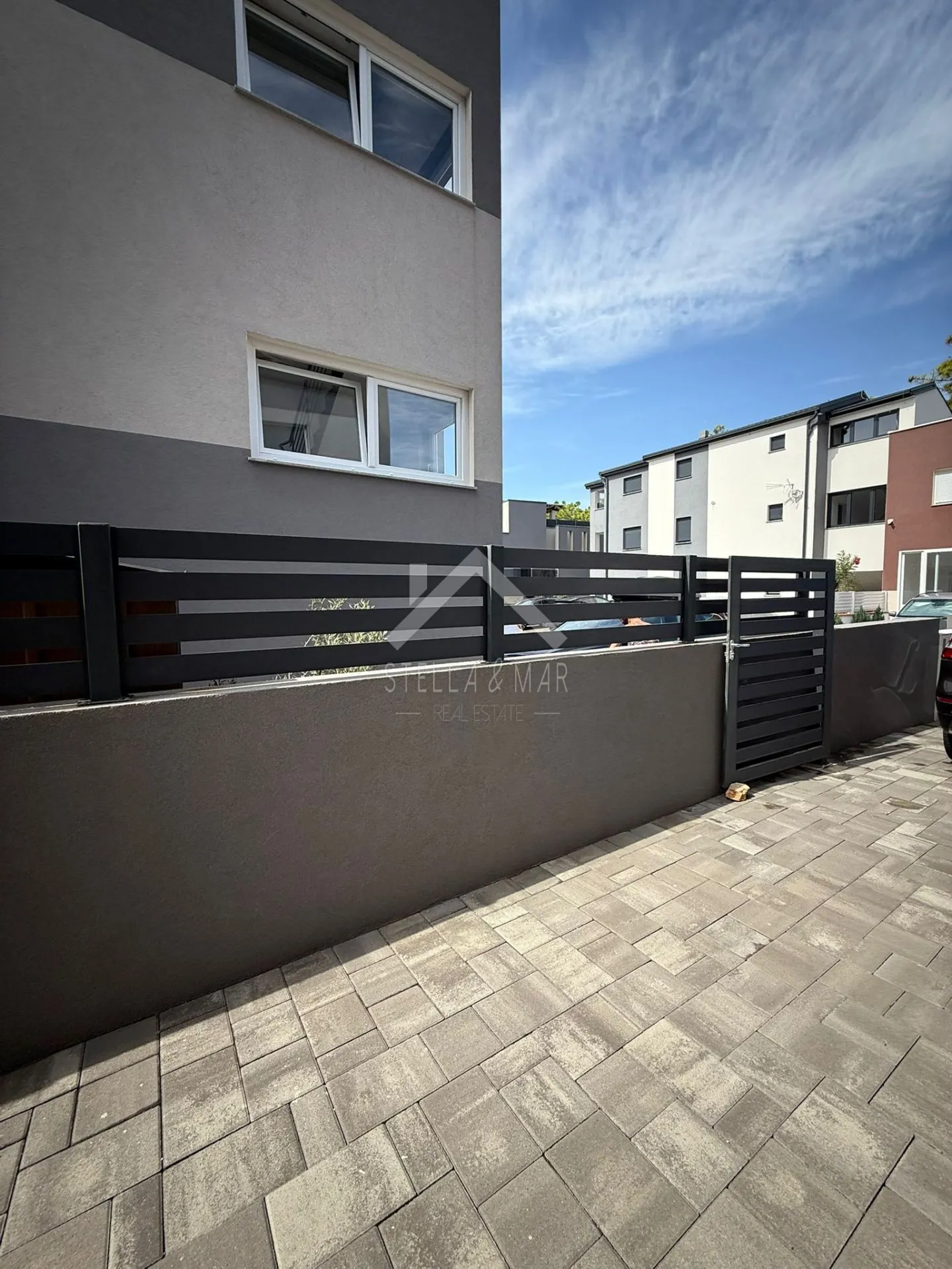 Prekrasan apartman, treći red od mora - Vir - cover