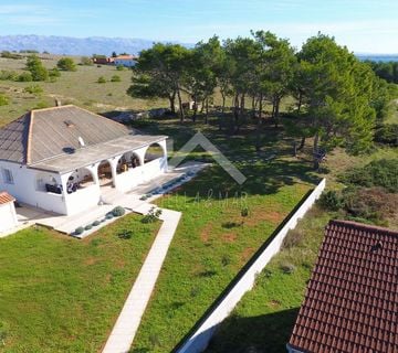 Kuća na otoku Viru s velikom parcelom, pogledom na more i velikim potencijalom - Vir - cover