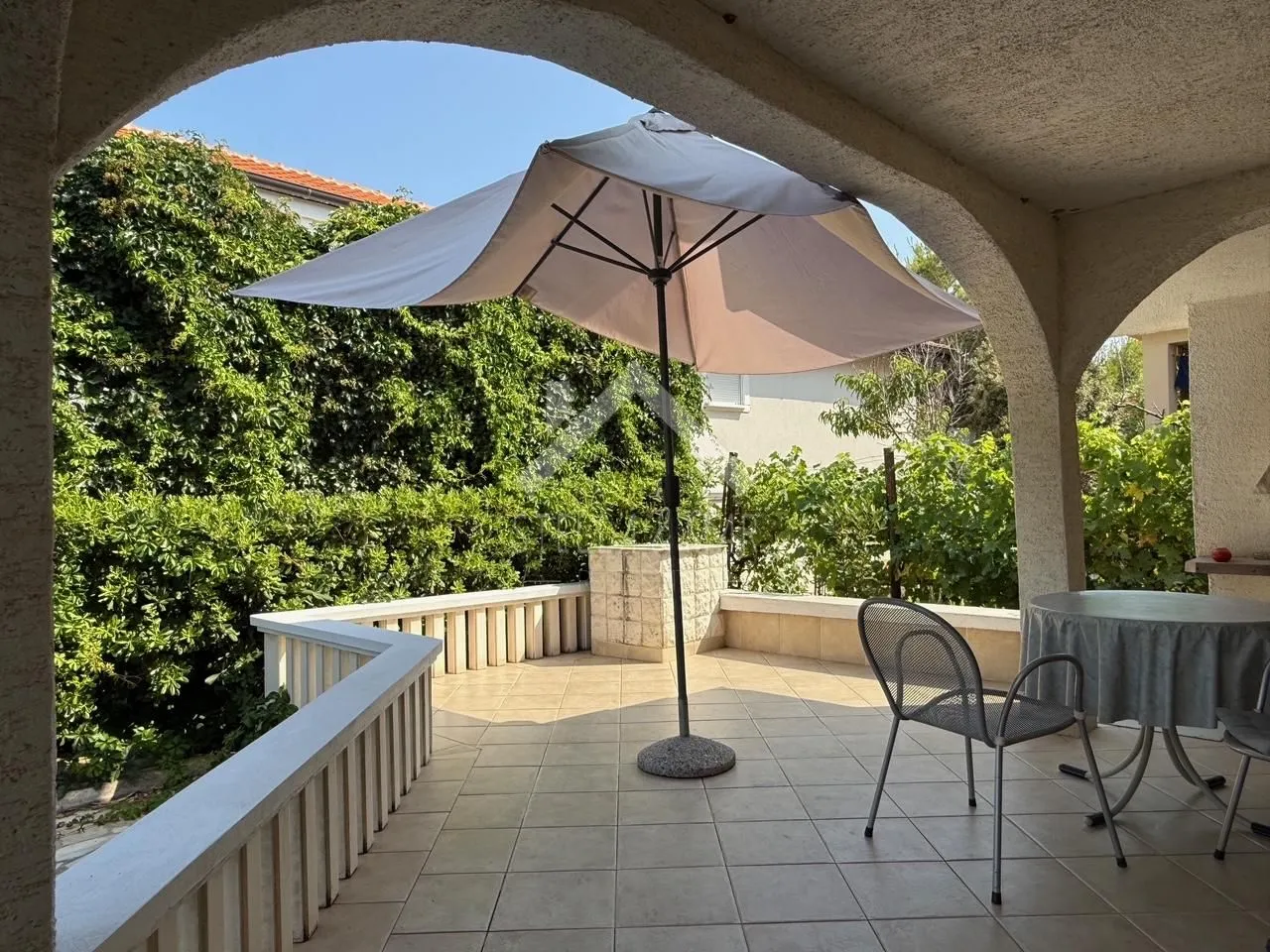 Kuća sa dva apartmana drugi red od mora - Vir  - cover