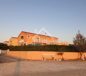 Apartmanska kuća prvi red do mora -Vir  - cover