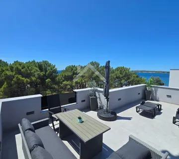 Moderna kuća sa 3 apartmana 50 m do mora -Vir - cover